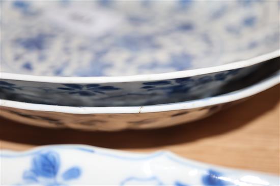 A set of three Chinese blue and white plates Diameter 20cm